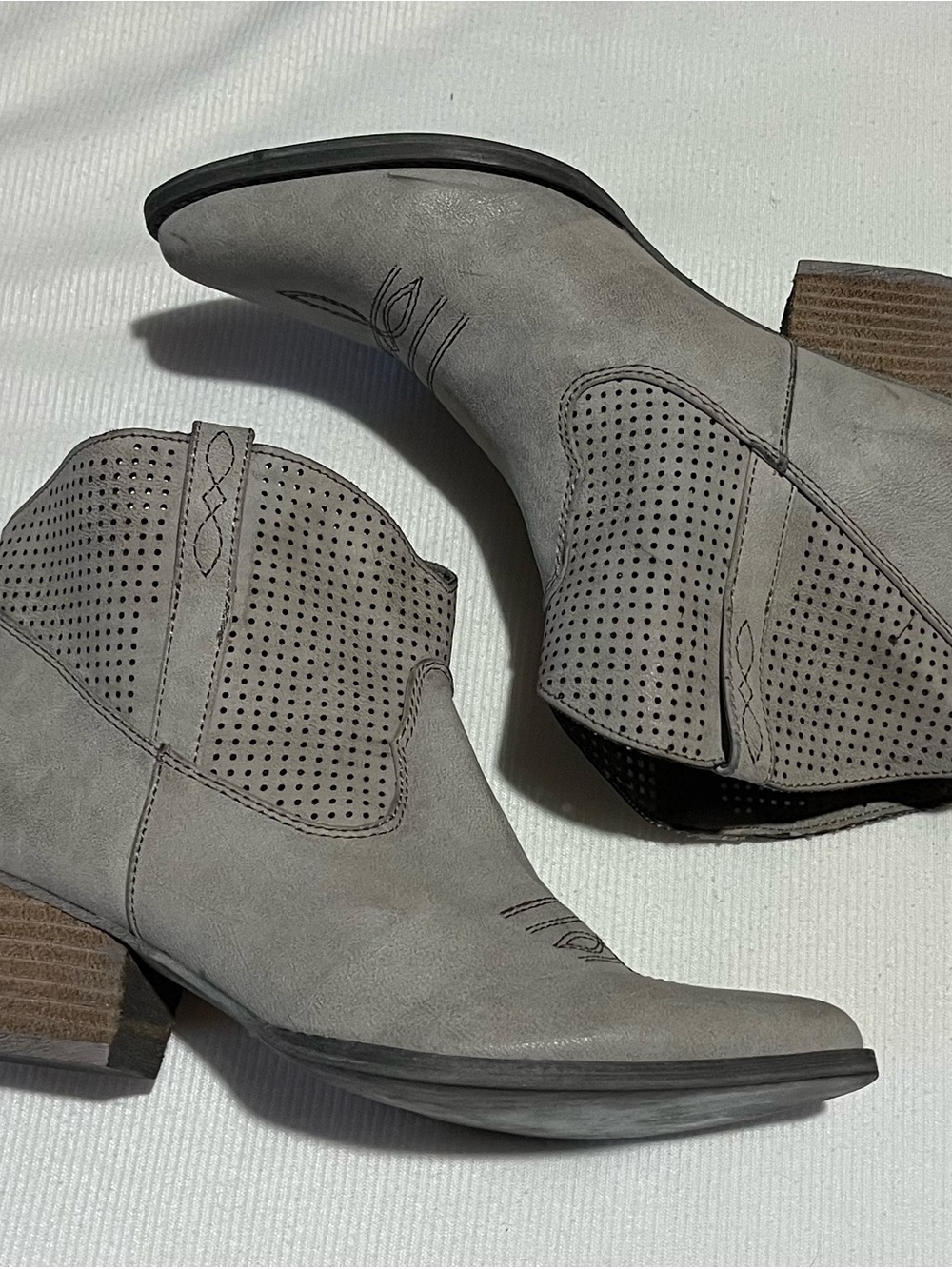 Very Volatile Gray Perforated Casual Fall Ankle Booties Size 8.5